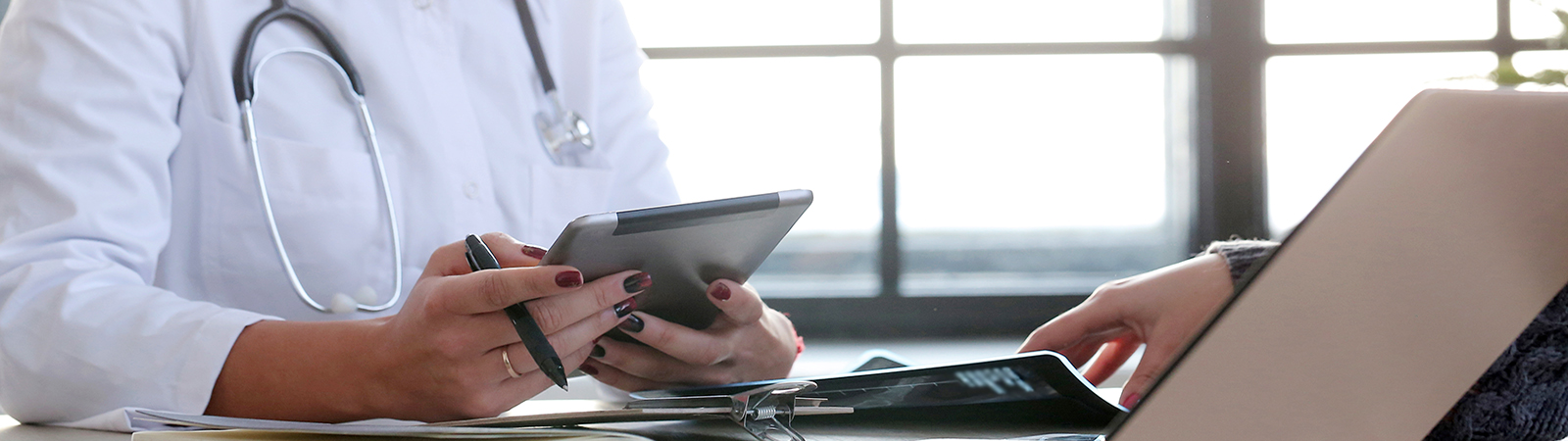 Medico con Tablet e Documenti