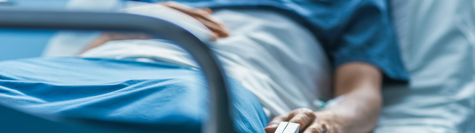 Paziente su letto ospedaliero