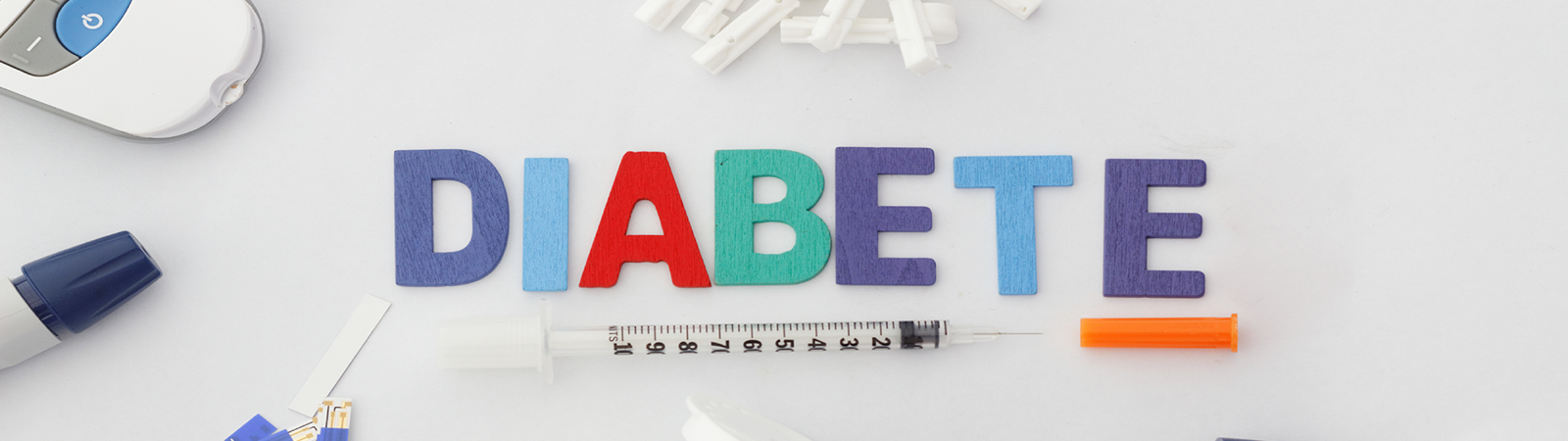 Scritta DIABETE, siringa, misuratore glicemia