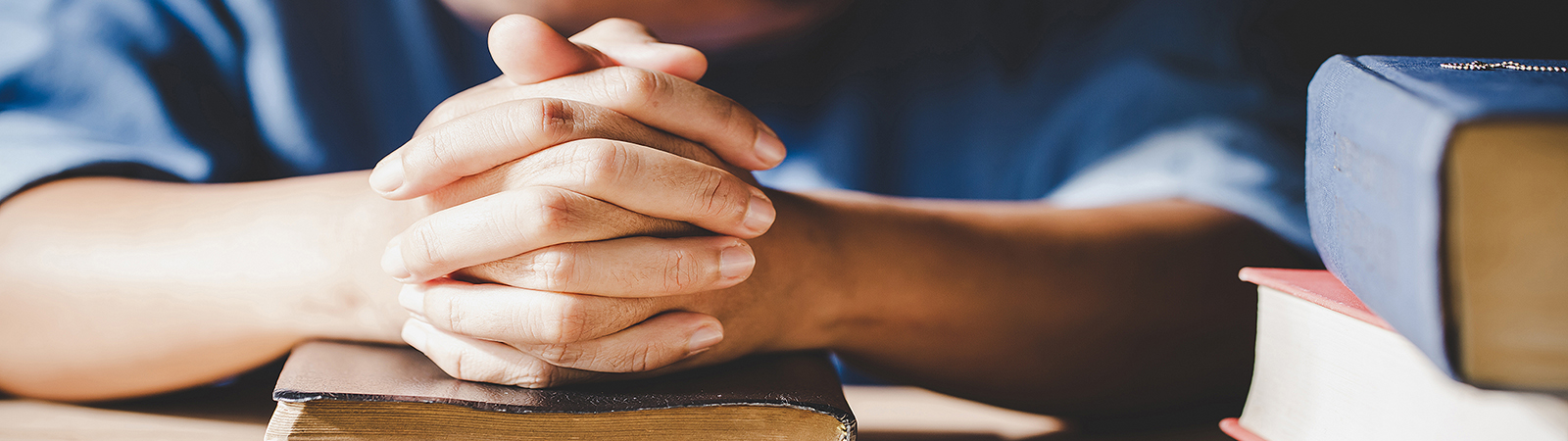 Lettore testo sacro. Mano e libro in primo piano