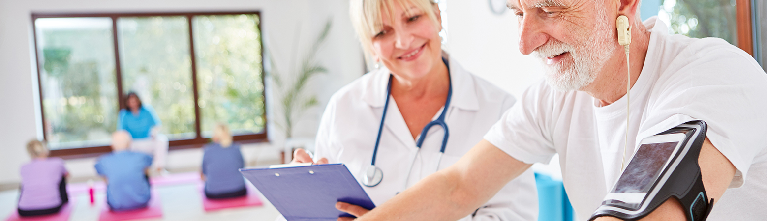 medico controlla anziano sotto sforzo