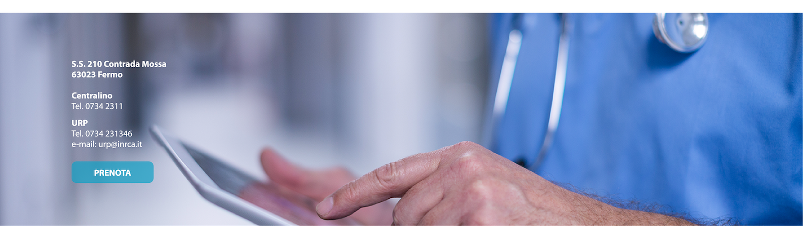 Medico con tablet ed informazioni del presidio ospedaliero di Fermo