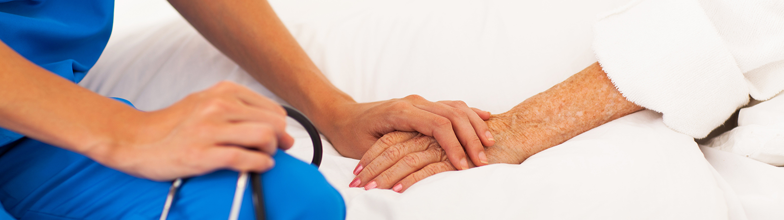 Operatore Sanitario supporta paziente anziano