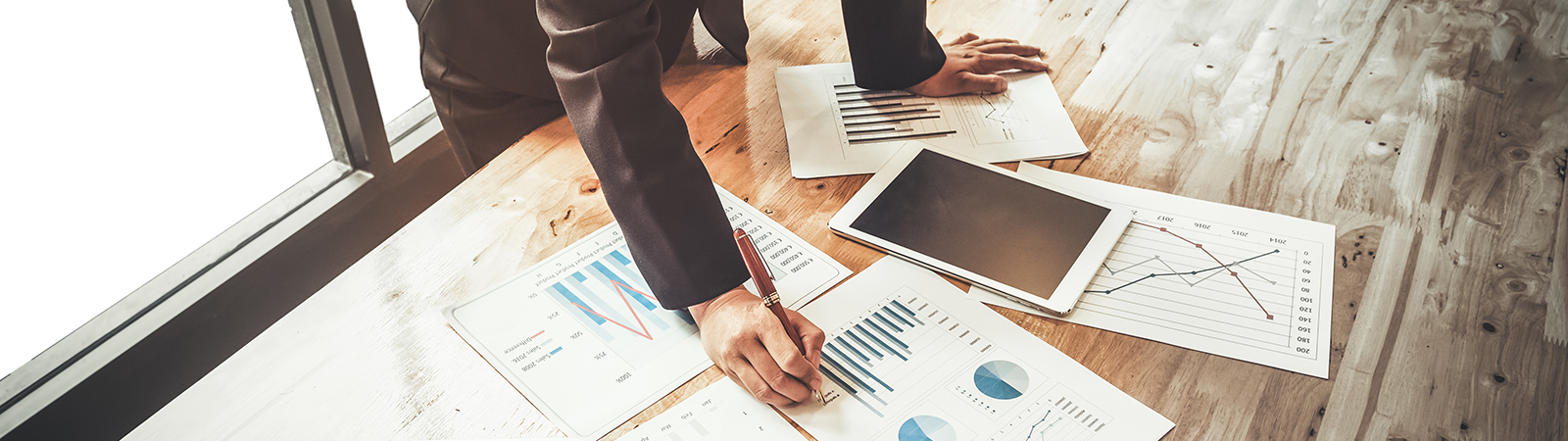 grafici, tabelle e tablet sulla scrivania