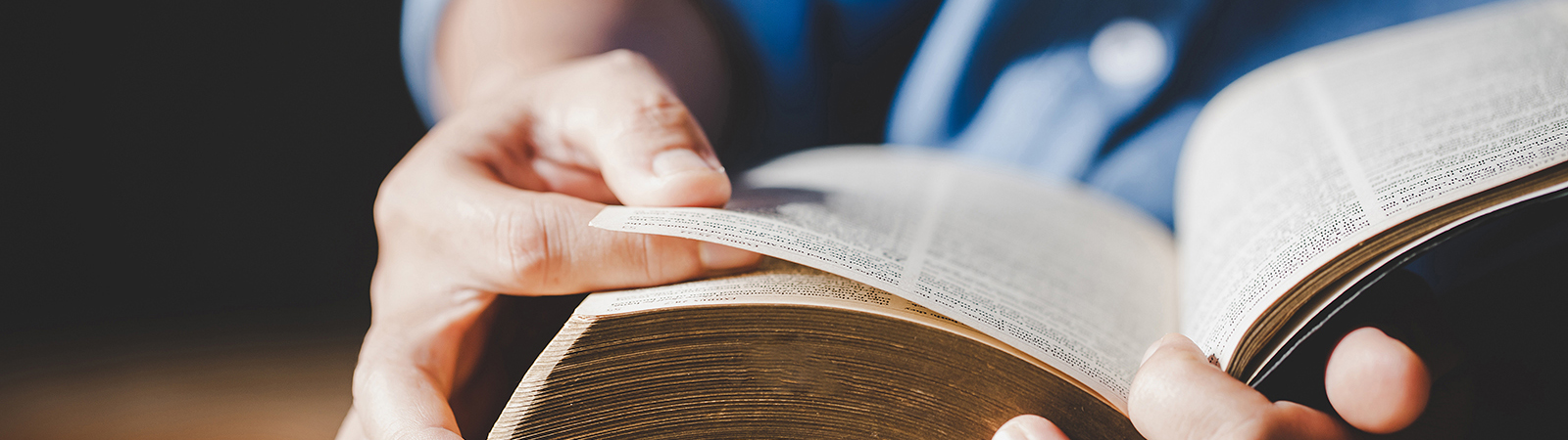 Lettore testo sacro. Mano e libro in primo piano