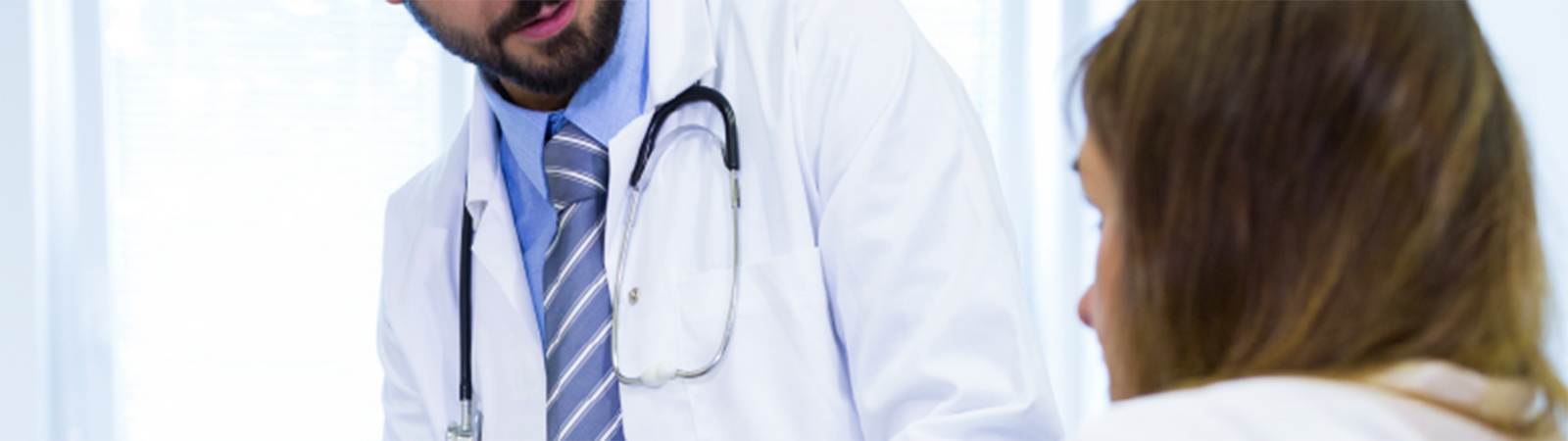 medico con lo stetoscopio che visita un paziente